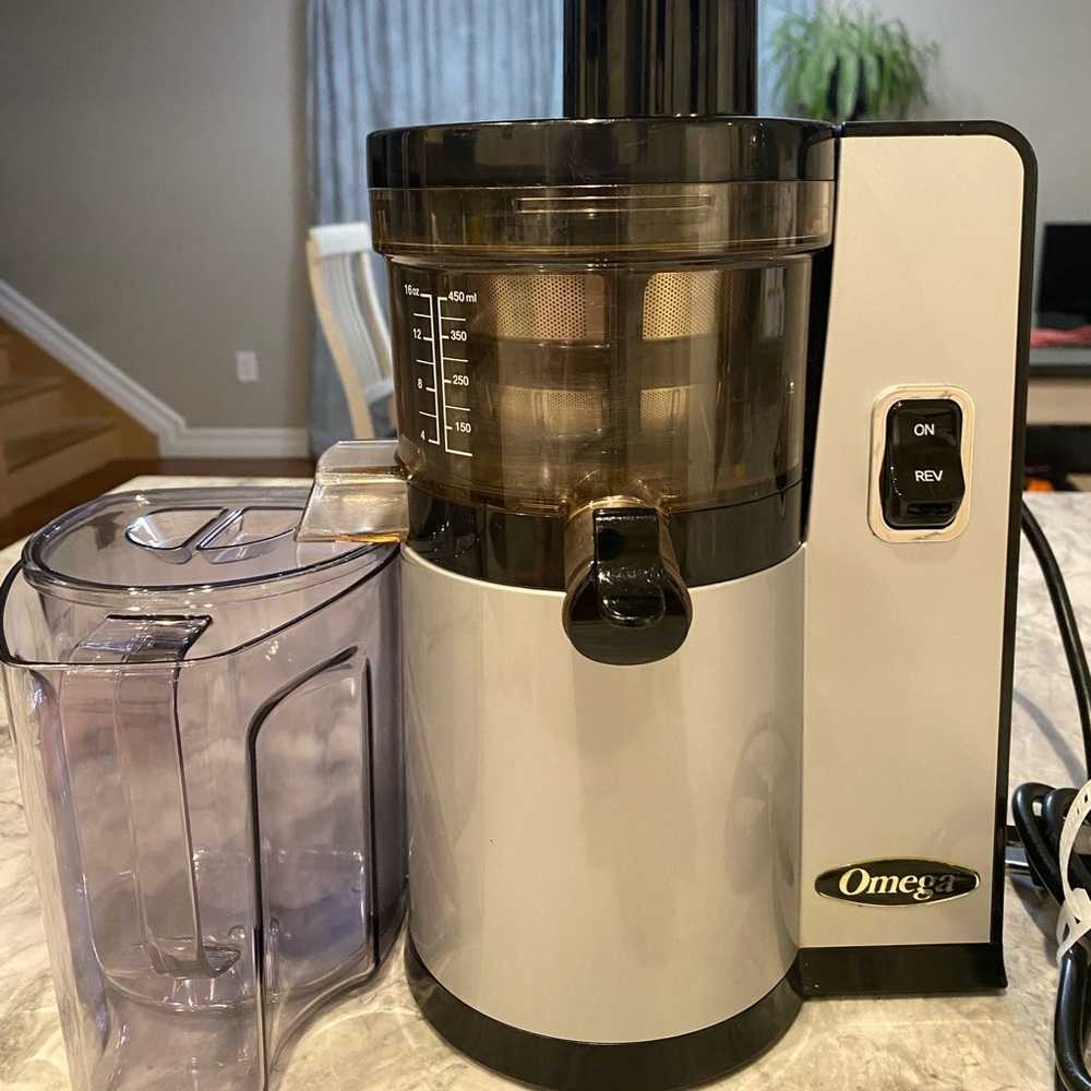 Omega VSJ843Q vertical juicer